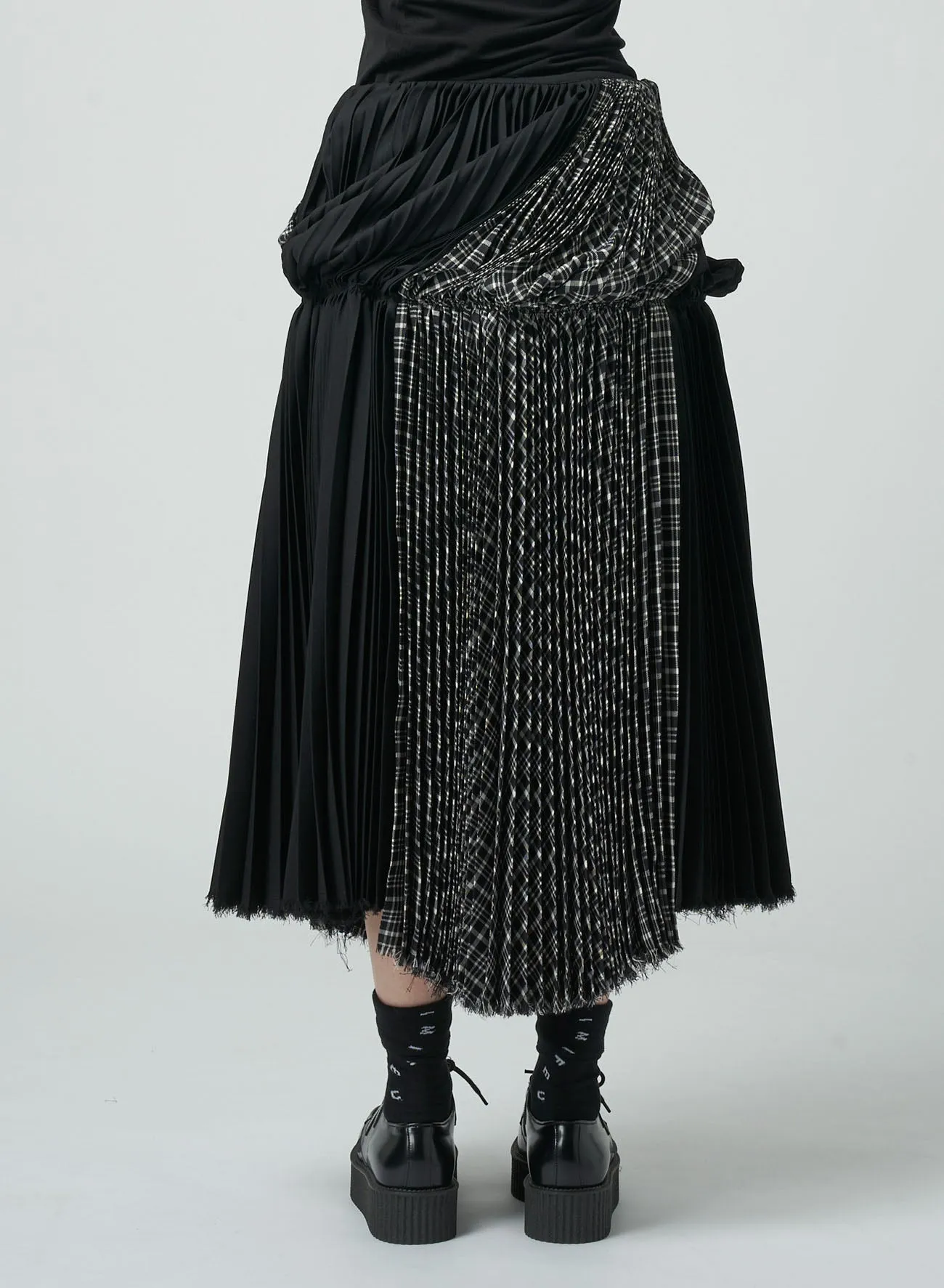 PLEATED SKIRT WITH TWISTED DESIGN