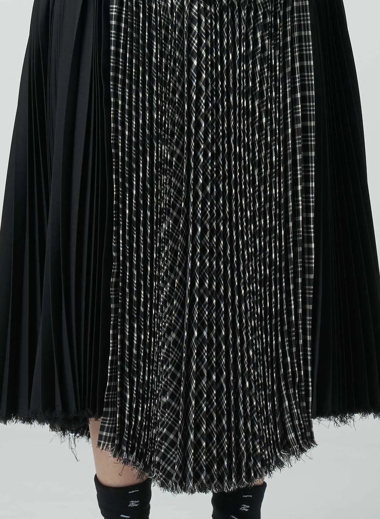 PLEATED SKIRT WITH TWISTED DESIGN